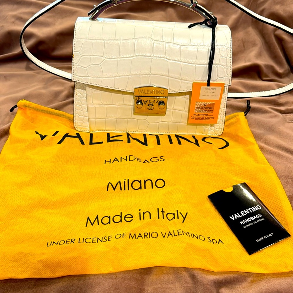 Like New!!! Beautiful Valentino bag.